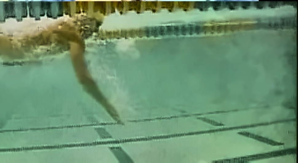 Underwater side view of Henrique Rodrigues pulling in freestyle, with the elbow angle marked at 152 degrees