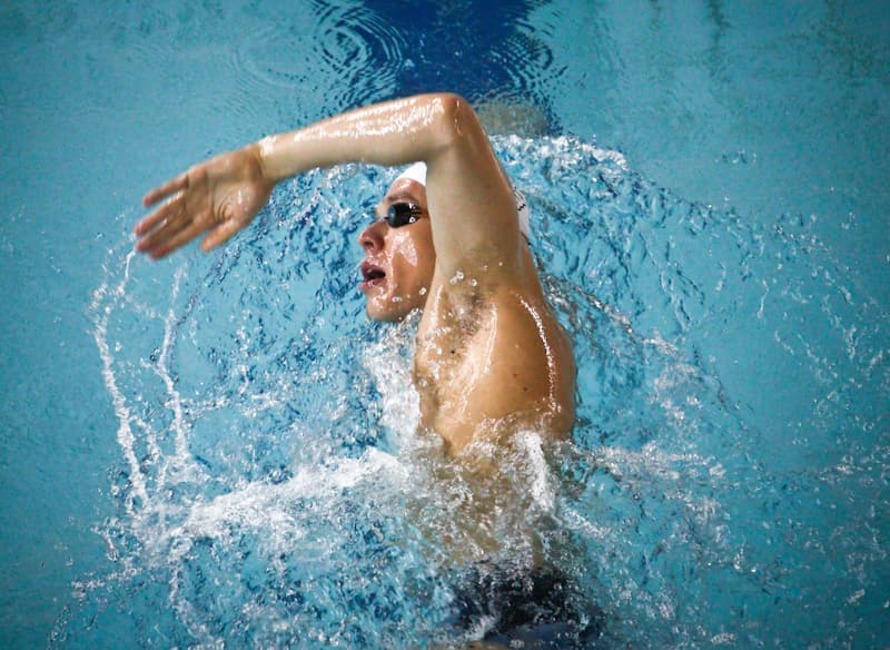 Henrique Rodrigues swimming freestyle, seen from above, arm recovering with a high elbow